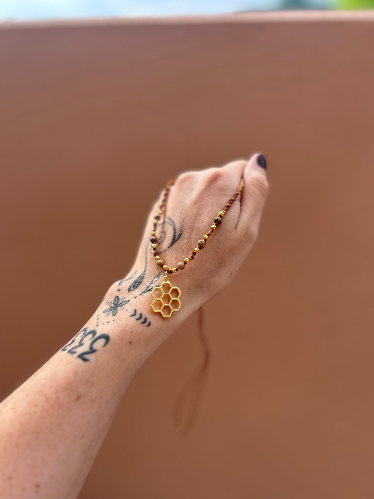 Collier ruche sacrée